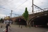 spoorlijnen, fietser en bus