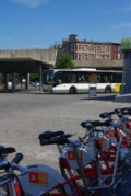 foto van fietsen, bus, logo cambio, voetganger en auto