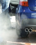 zicht op auto met uitlaatgassen die het milieu belasten