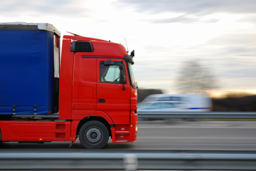 rode vrachtwagen