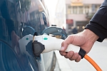 electrische wagen wordt opgeladen